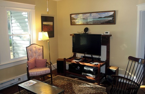 Alton Cabaña | 10 minutes from VIR. Great bass fishing! Rustic cottage on large private pond.