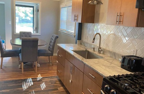 Parma Casa | 10 minutes to Downtown Cleveland - Entire 3B/1Bath Pets Allowed