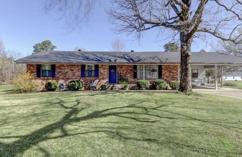 Mount Ida Casa | 10 minutes to Lake Oauchita. Close to Camp Ozark. Walk to Town Square.