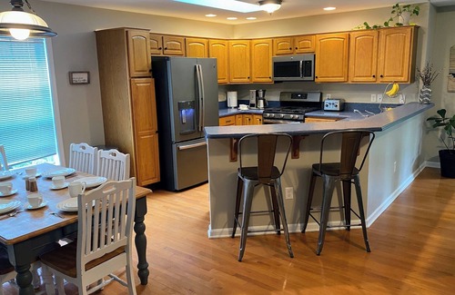State College Casa | 10 minutes to PSU! Luxury Linens, Walk to Winery, Playground & Pickleball