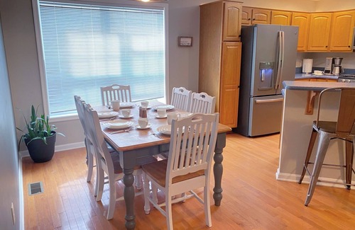 State College Casa | 10 minutes to PSU! Luxury Linens, Walk to Winery, Playground & Pickleball