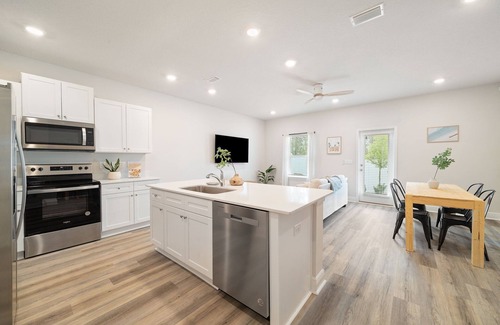 Gulf Breeze Casa | 10 Minutes to the beach! Close to all the fun!
