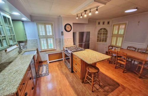Swainton Casa | 10 Minutes to the beach! Historic home on the Jersey Shore.