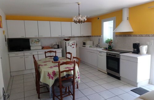 Espelette Apartamento | 10 minutos a pie de Espelette, 2 dormitorios en la planta baja de una casa, con un jardín.