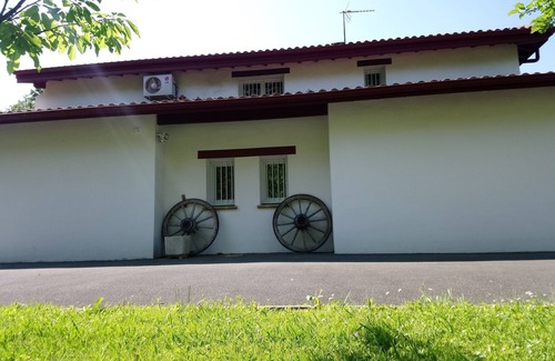 Espelette Apartamento | 10 minutos a pie de Espelette, 2 dormitorios en la planta baja de una casa, con un jardín.