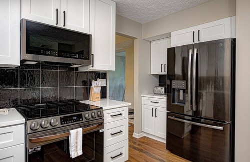 Oakland Hills at Geist Casa | 10%OFF Monthly stay|Mordernhome|King-Bed|Sleeps12