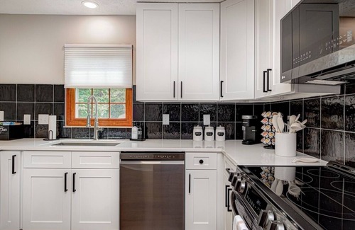 Oakland Hills at Geist Casa | 10%OFF Monthly stay|Mordernhome|King-Bed|Sleeps12