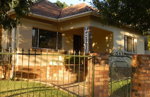 Paarl Cama Y Desayuno | 10 on Fairview B&B