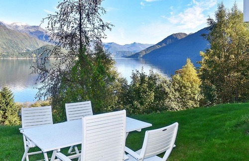 Volda Casa | 10 person holiday home in Folkestad