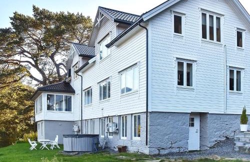 Volda Casa | 10 person holiday home in Folkestad