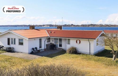 Hvalpsund Casa | 10 person holiday home in Farsø-By Traum