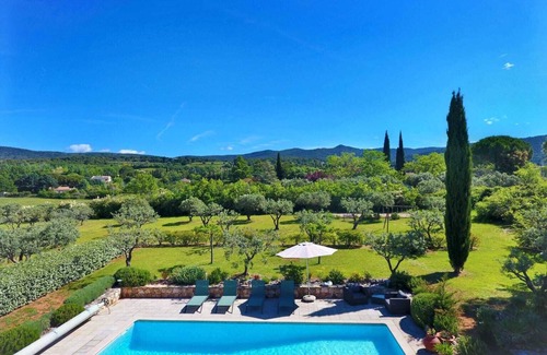 Aups Villa | 10 persons accommodation: spacious 6 pers villa + 4pers Cabanon in Aups (Provence)