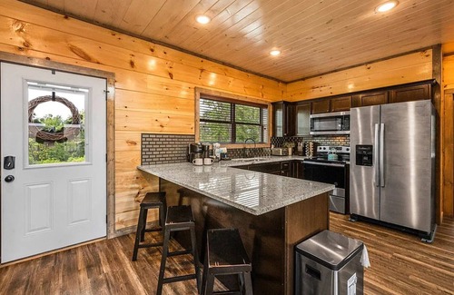 Sevierville Cabina | 10%Off/Heated Pool/Pet Friendly/Arcades/ Ping Pong/Basketball/Quiet Community