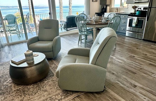 Capitola Condominio | 10 Steps to the Sand…Capitola Beach Front at the mouth of the Wharf-Pet Friendly