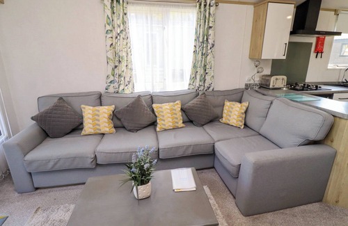 Swarland Cabaña | 10 WOODLANDS WAY, pet friendly, with a garden in Longframlington