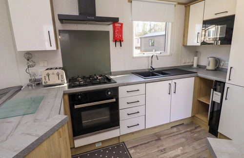 Swarland Cabaña | 10 WOODLANDS WAY, pet friendly, with a garden in Longframlington