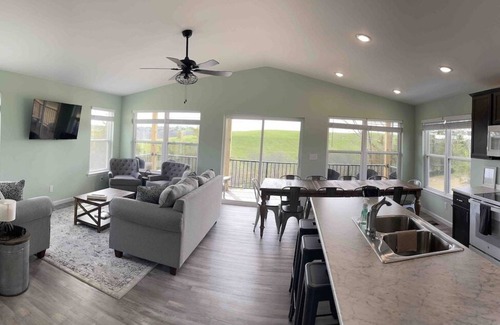 Williamstown Casa | 100 Acre Relaxing Retreat Near ARK- The Woodlands