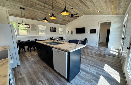 Dry Ridge Casa | 100 Acre Relaxing Retreat Near ARK- The Cabin
