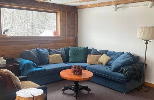 Greensboro Bend Complejo | 100+ Acres and Renovated Barn for Retreats, Small Weddings, Large Groups