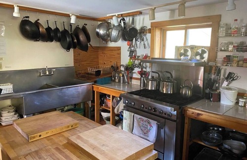 Greensboro Bend Complejo | 100+ Acres and Renovated Barn for Retreats, Small Weddings, Large Groups