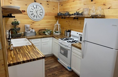 Helenwood Casa | 100 Aker Wood Barndominium Loft!! Two bedroom. All Amenities Provided!