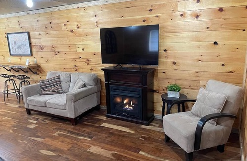 Helenwood Casa | 100 Aker Wood Barndominium Loft!! Two bedroom. All Amenities Provided!