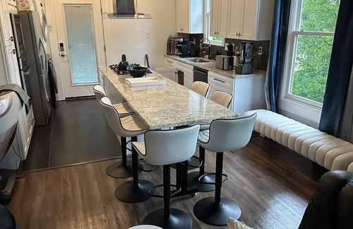 Hancock Apartamento | 💫 100-in TV|Massage Chair|KING Beds|Walk to UT: ½ mi
