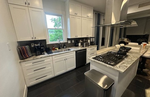 Hancock Apartamento | 💫 100-in TV|Massage Chair|KING Beds|Walk to UT: ½ mi