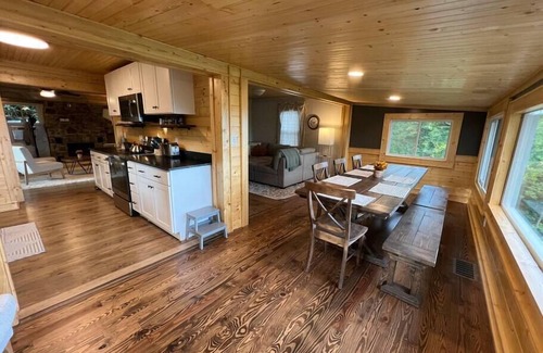 Apple Ridge Cabina | 100 mile views, 2½ mi. to BR, hot tub & Kids Loft