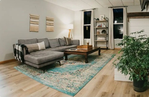 Marquette Apartamento | 100 N Third Cozy Downtown Apartment Pet friendly!
