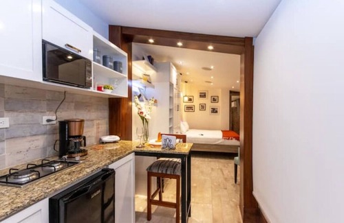 Urdesa Condominio | 100- Prague Apts 2 pax Consulate USA *Parking*