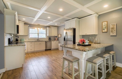 Savannah Casa | 100" Projector, Marsh Views, Full Coffee Bar, Pool/Ping Pong Game Room