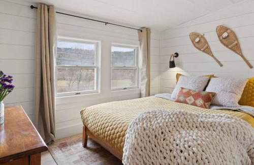 Moscow Casa | 100% Renovated Stowe Village Farmhouse
