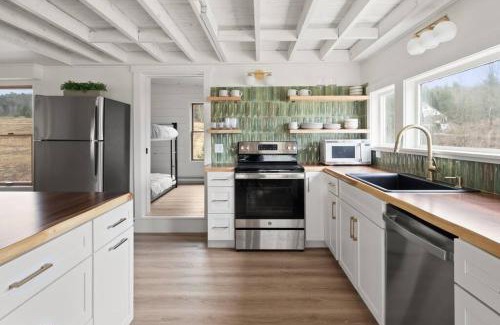 Moscow Casa | 100% Renovated Stowe Village Farmhouse