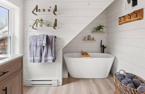Moscow Casa | 100% Renovated Stowe Village Farmhouse