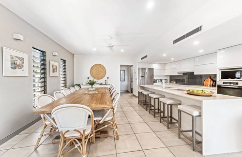 Alexandra Headland Casa | 100 steps to the beach. Our modern Sunshine Coast home accommodates 12 guests