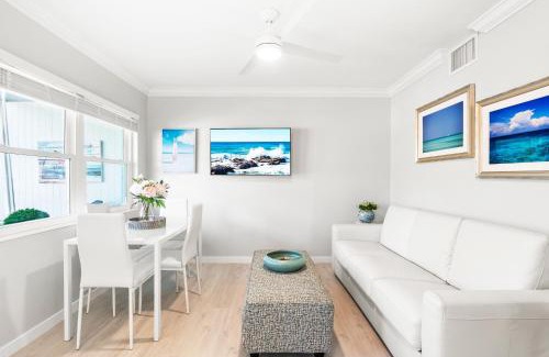 Siesta Key Village Casa | 100 Steps to beach access - 5 minute walk to the Village - Private Porch