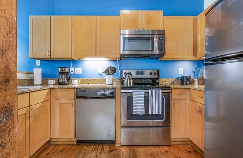 Downtown Apartamento | 100 Year-old Historic Brick 2BR Loft Large Patio2