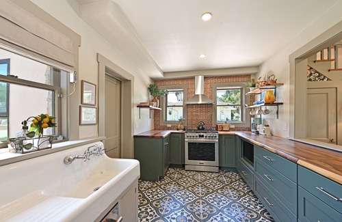 Bradenton Casa | 100 yr old Stone House near beaches and downtown Bradenton with a heated pool