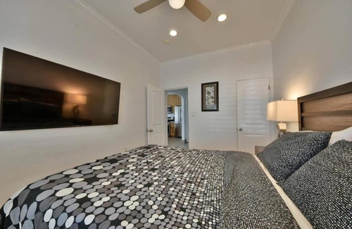Balboa Peninsula Apartamento | 1000#1 Contemporary Home w/Parking, Grill, & AC!