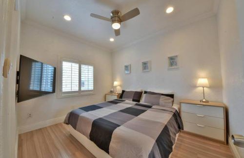 Balboa Peninsula Apartamento | 1000#5 Premier Modern Home w View, Parking, and AC