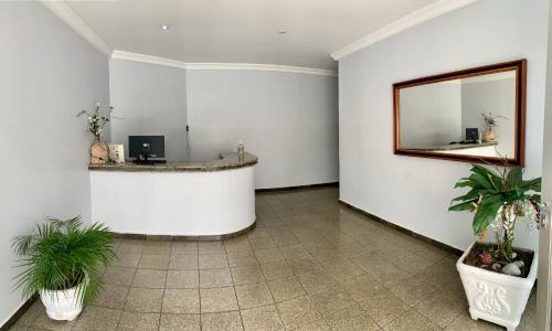 Bigorrilho Apartamento | 101- Lindo Apartamento Amplo e decorado, 2 quartos, sala, cozinha completa, mobiliario moderno, lavanderia , Excelente localização no bairro Bigorrilho