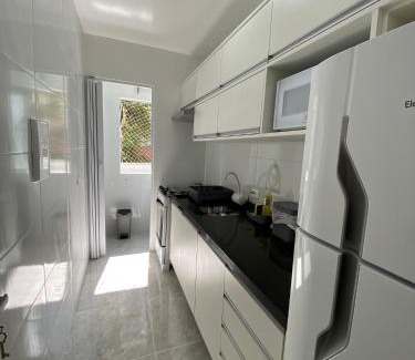 Bigorrilho Apartamento | 101- Lindo Apartamento Amplo e decorado, 2 quartos, sala, cozinha completa, mobiliario moderno, lavanderia , Excelente localização no bairro Bigorrilho
