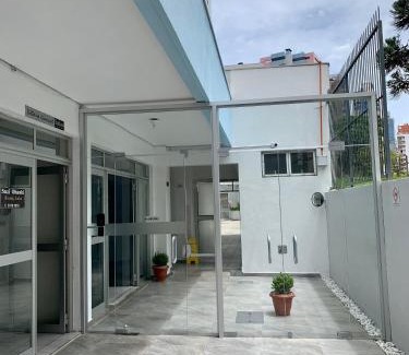 Bigorrilho Apartamento | 101- Lindo Apartamento Amplo e decorado, 2 quartos, sala, cozinha completa, mobiliario moderno, lavanderia , Excelente localização no bairro Bigorrilho