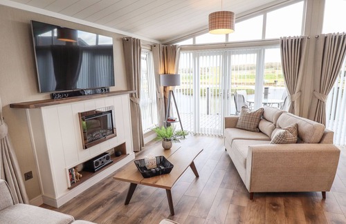 Grantham Cabina | 101 WATERS EDGE, with a garden in Marston, Lincolnshire