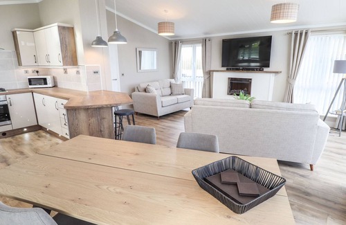 Grantham Cabina | 101 WATERS EDGE, with a garden in Marston, Lincolnshire