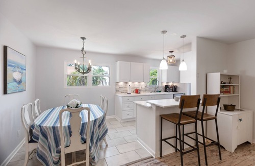 Sunset Point Casa | 1018 East Cooper! Cozy Cottage! Close to Beach access, Cornhole, Large Deck. Pet ok w/fee
