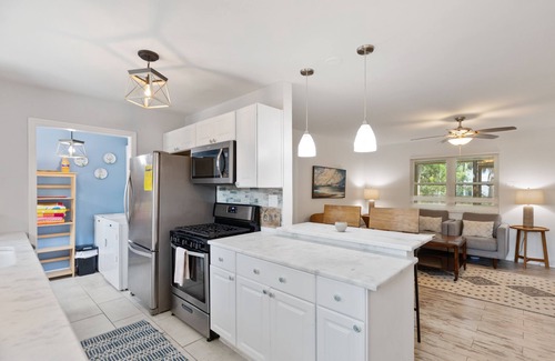 Sunset Point Casa | 1018 East Cooper! Cozy Cottage! Close to Beach access, Cornhole, Large Deck. Pet ok w/fee