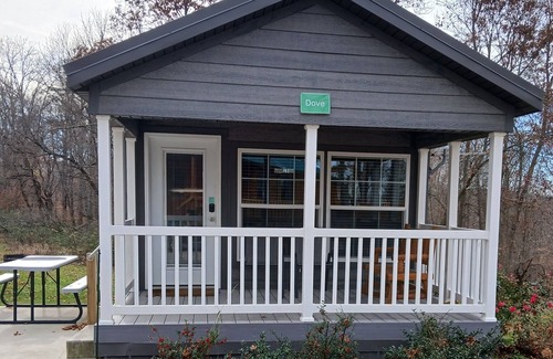 Logan Cabina | 102) Dove Farmhouse Style Cabin. Close to Hocking Hills State Park and more!
