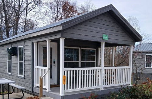 Logan Cabina | 102) Dove Farmhouse Style Cabin. Close to Hocking Hills State Park and more!